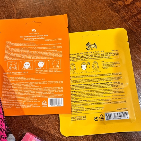 🎃🕷️Halloween bundle🎃🕷️ Betsy Johnson socks, face mask - Picture 5 of 5